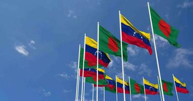 bolivariano república de Venezuela y Bangladesh banderas ondulación juntos en el cielo, sin costura lazo en viento, espacio en izquierda lado para diseño o información, 3d representación video