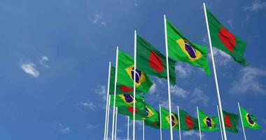 Brasil y Bangladesh banderas ondulación juntos en el cielo, sin costura lazo en viento, espacio en izquierda lado para diseño o información, 3d representación video