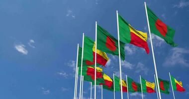 benin y Bangladesh banderas ondulación juntos en el cielo, sin costura lazo en viento, espacio en izquierda lado para diseño o información, 3d representación video