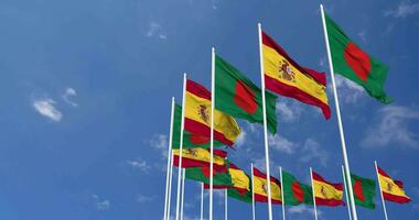 Spanien och bangladesh flaggor vinka tillsammans i de himmel, sömlös slinga i vind, Plats på vänster sida för design eller information, 3d tolkning video