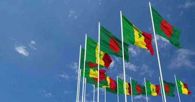 Sénégal et bangladesh drapeaux agitant ensemble dans le ciel, sans couture boucle dans vent, espace sur la gauche côté pour conception ou information, 3d le rendu video