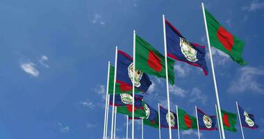 belize e bangladesh bandiere agitando insieme nel il cielo, senza soluzione di continuità ciclo continuo nel vento, spazio su sinistra lato per design o informazione, 3d interpretazione video