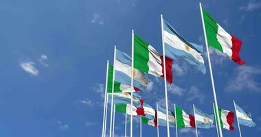 argentina e Italia bandiere agitando insieme nel il cielo, senza soluzione di continuità ciclo continuo nel vento, spazio su sinistra lato per design o informazione, 3d interpretazione video