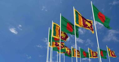 sri Lanka und Bangladesch Flaggen winken zusammen im das Himmel, nahtlos Schleife im Wind, Raum auf links Seite zum Design oder Information, 3d Rendern video