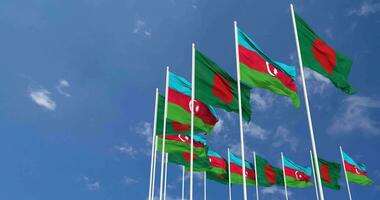 azerbaiyán y Bangladesh banderas ondulación juntos en el cielo, sin costura lazo en viento, espacio en izquierda lado para diseño o información, 3d representación video