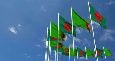 Zambia y Bangladesh banderas ondulación juntos en el cielo, sin costura lazo en viento, espacio en izquierda lado para diseño o información, 3d representación video