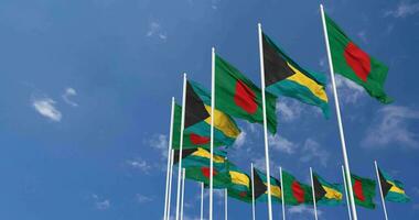 Bahamas e bangladesh bandiere agitando insieme nel il cielo, senza soluzione di continuità ciclo continuo nel vento, spazio su sinistra lato per design o informazione, 3d interpretazione video