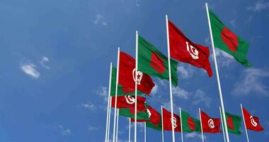 Tunisie et bangladesh drapeaux agitant ensemble dans le ciel, sans couture boucle dans vent, espace sur la gauche côté pour conception ou information, 3d le rendu video