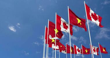 Vietnam und Kanada Flaggen winken zusammen im das Himmel, nahtlos Schleife im Wind, Raum auf links Seite zum Design oder Information, 3d Rendern video