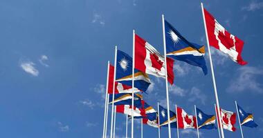 marshall isole e Canada bandiere agitando insieme nel il cielo, senza soluzione di continuità ciclo continuo nel vento, spazio su sinistra lato per design o informazione, 3d interpretazione video