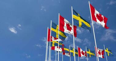 Sverige och kanada flaggor vinka tillsammans i de himmel, sömlös slinga i vind, Plats på vänster sida för design eller information, 3d tolkning video