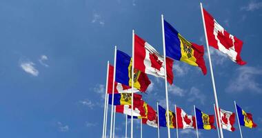 moldavien och kanada flaggor vinka tillsammans i de himmel, sömlös slinga i vind, Plats på vänster sida för design eller information, 3d tolkning video