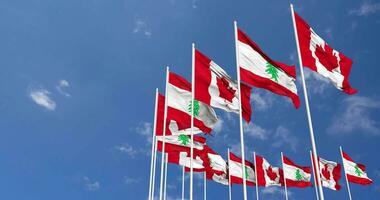 Líbano y Canadá banderas ondulación juntos en el cielo, sin costura lazo en viento, espacio en izquierda lado para diseño o información, 3d representación video
