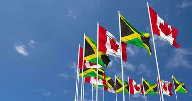 Jamaica en Canada vlaggen golvend samen in de lucht, naadloos lus in wind, ruimte Aan links kant voor ontwerp of informatie, 3d renderen video