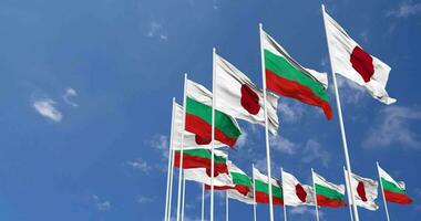 Bulgaria y Japón banderas ondulación juntos en el cielo, sin costura lazo en viento, espacio en izquierda lado para diseño o información, 3d representación video