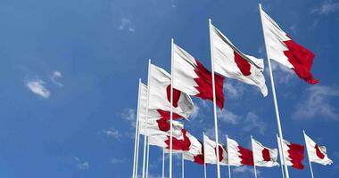 bahrain och japan flaggor vinka tillsammans i de himmel, sömlös slinga i vind, Plats på vänster sida för design eller information, 3d tolkning video