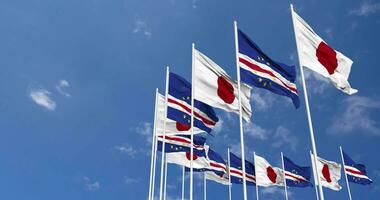 cap vert, cabo verde et Japon drapeaux agitant ensemble dans le ciel, sans couture boucle dans vent, espace sur la gauche côté pour conception ou information, 3d le rendu video