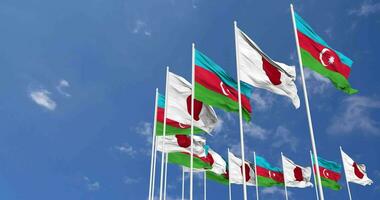 azerbaijan e Giappone bandiere agitando insieme nel il cielo, senza soluzione di continuità ciclo continuo nel vento, spazio su sinistra lato per design o informazione, 3d interpretazione video
