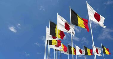 Belgio e Giappone bandiere agitando insieme nel il cielo, senza soluzione di continuità ciclo continuo nel vento, spazio su sinistra lato per design o informazione, 3d interpretazione video