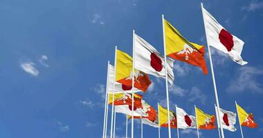 bhutan e Giappone bandiere agitando insieme nel il cielo, senza soluzione di continuità ciclo continuo nel vento, spazio su sinistra lato per design o informazione, 3d interpretazione video