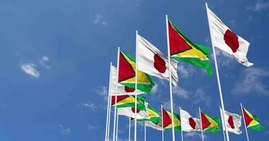 Guyana en Japan vlaggen golvend samen in de lucht, naadloos lus in wind, ruimte Aan links kant voor ontwerp of informatie, 3d renderen video