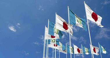 Guatemala und Japan Flaggen winken zusammen im das Himmel, nahtlos Schleife im Wind, Raum auf links Seite zum Design oder Information, 3d Rendern video