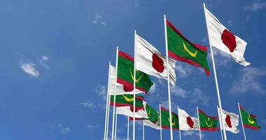 mauritania e Giappone bandiere agitando insieme nel il cielo, senza soluzione di continuità ciclo continuo nel vento, spazio su sinistra lato per design o informazione, 3d interpretazione video
