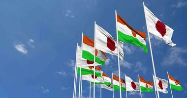 Níger y Japón banderas ondulación juntos en el cielo, sin costura lazo en viento, espacio en izquierda lado para diseño o información, 3d representación video