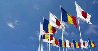 Romania e Giappone bandiere agitando insieme nel il cielo, senza soluzione di continuità ciclo continuo nel vento, spazio su sinistra lato per design o informazione, 3d interpretazione video