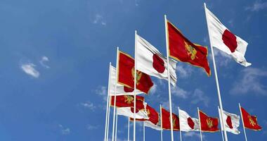 Montenegro und Japan Flaggen winken zusammen im das Himmel, nahtlos Schleife im Wind, Raum auf links Seite zum Design oder Information, 3d Rendern video