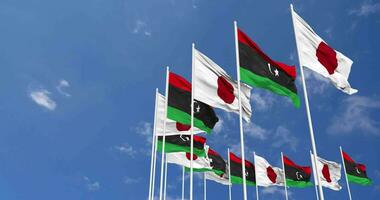 Libia e Giappone bandiere agitando insieme nel il cielo, senza soluzione di continuità ciclo continuo nel vento, spazio su sinistra lato per design o informazione, 3d interpretazione video