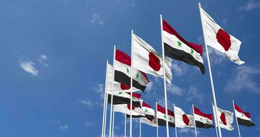 syrien och japan flaggor vinka tillsammans i de himmel, sömlös slinga i vind, Plats på vänster sida för design eller information, 3d tolkning video