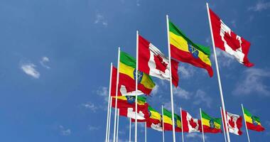 Etiopía y Canadá banderas ondulación juntos en el cielo, sin costura lazo en viento, espacio en izquierda lado para diseño o información, 3d representación video