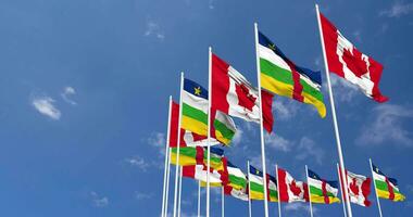 centrale africano repubblica e Canada bandiere agitando insieme nel il cielo, senza soluzione di continuità ciclo continuo nel vento, spazio su sinistra lato per design o informazione, 3d interpretazione video