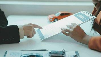 verzekering officieren hand- over- de auto sleutels na de huurder. hebben ondertekend een auto verzekering document of een huren of overeenkomst document buying of verkoop een nieuw of gebruikt auto met een auto video