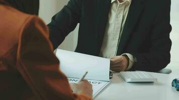 Insurance officers hand over the car keys after the tenant. have signed an auto insurance document or a lease or agreement document Buying or selling a new or used car with a car video