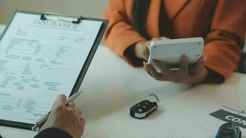 Insurance officers hand over the car keys after the tenant. have signed an auto insurance document or a lease or agreement document Buying or selling a new or used car with a car video