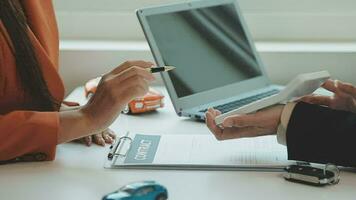 verzekering officieren hand- over- de auto sleutels na de huurder. hebben ondertekend een auto verzekering document of een huren of overeenkomst document buying of verkoop een nieuw of gebruikt auto met een auto video