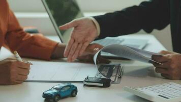 Insurance officers hand over the car keys after the tenant. have signed an auto insurance document or a lease or agreement document Buying or selling a new or used car with a car video