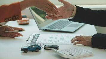 Insurance officers hand over the car keys after the tenant. have signed an auto insurance document or a lease or agreement document Buying or selling a new or used car with a car video