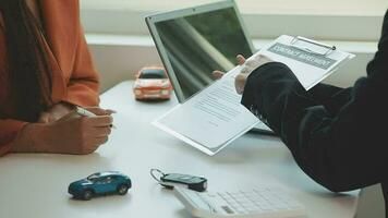 Insurance officers hand over the car keys after the tenant. have signed an auto insurance document or a lease or agreement document Buying or selling a new or used car with a car video