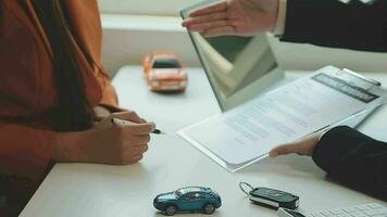 Assurance officiers main plus de le voiture clés après le locataire. avoir signé un auto Assurance document ou une bail ou accord document achat ou vente une Nouveau ou utilisé voiture avec une voiture video