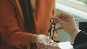 Insurance officers hand over the car keys after the tenant. have signed an auto insurance document or a lease or agreement document Buying or selling a new or used car with a car video