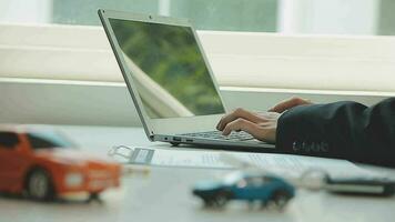 Insurance officers hand over the car keys after the tenant. have signed an auto insurance document or a lease or agreement document Buying or selling a new or used car with a car video