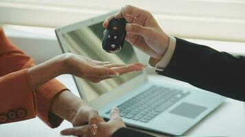 Insurance officers hand over the car keys after the tenant. have signed an auto insurance document or a lease or agreement document Buying or selling a new or used car with a car video