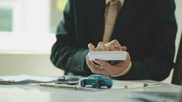 Insurance officers hand over the car keys after the tenant. have signed an auto insurance document or a lease or agreement document Buying or selling a new or used car with a car video