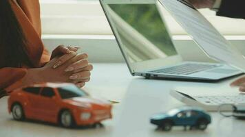 Insurance officers hand over the car keys after the tenant. have signed an auto insurance document or a lease or agreement document Buying or selling a new or used car with a car video