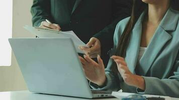 Insurance officers hand over the car keys after the tenant. have signed an auto insurance document or a lease or agreement document Buying or selling a new or used car with a car video