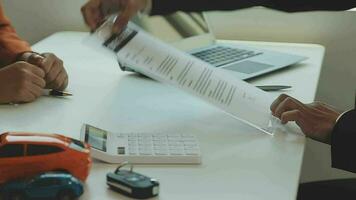 Insurance officers hand over the car keys after the tenant. have signed an auto insurance document or a lease or agreement document Buying or selling a new or used car with a car video