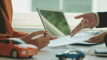 verzekering officieren hand- over- de auto sleutels na de huurder. hebben ondertekend een auto verzekering document of een huren of overeenkomst document buying of verkoop een nieuw of gebruikt auto met een auto video